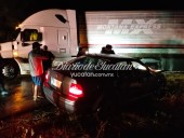 Auto impacta contra caja de cargamento de un tráiler en la vía Motul