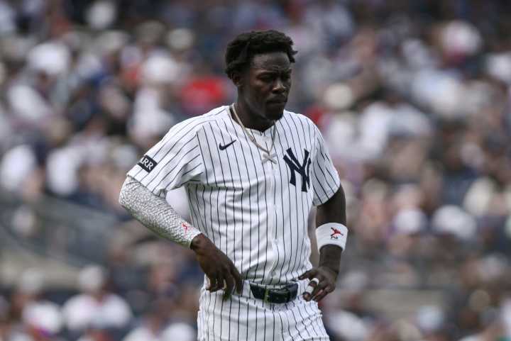 Yankees' All-Star infielder exits game with apparent arm injury