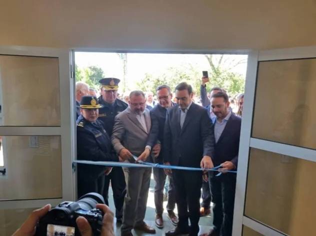 CORRIENTES:   Valdés Inauguró Una Comisaría En Ramada Paso.