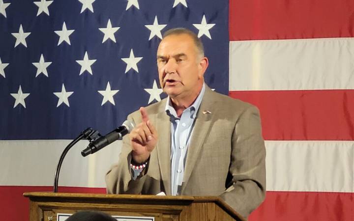 Gov. announces plan to sign Congressional redistricting map bill