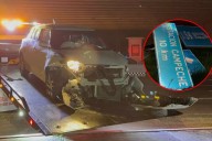 Conductor confunde freno con acelerador y choca contra señalamiento del Tren Maya en Campeche
