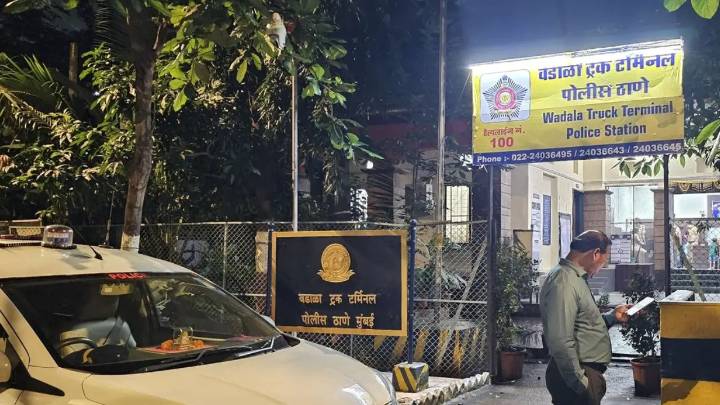 Senior Inspector and PSI from Wadala TT Police Station held while taking bribe