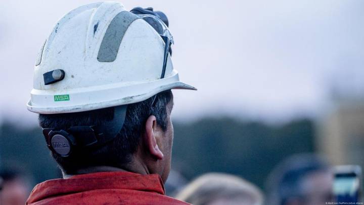 Al menos 25 mineros atrapados tras derrumbe de mina en Colombia