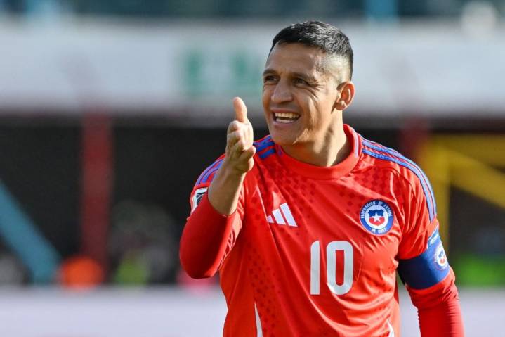 Chileno Alexis Sánchez llega a España para firmar por el Sevilla