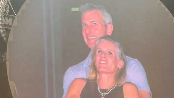 ¿Infiel? Qué hacía el marido de la mujer de la 'kisscam' en el concierto de Coldplay