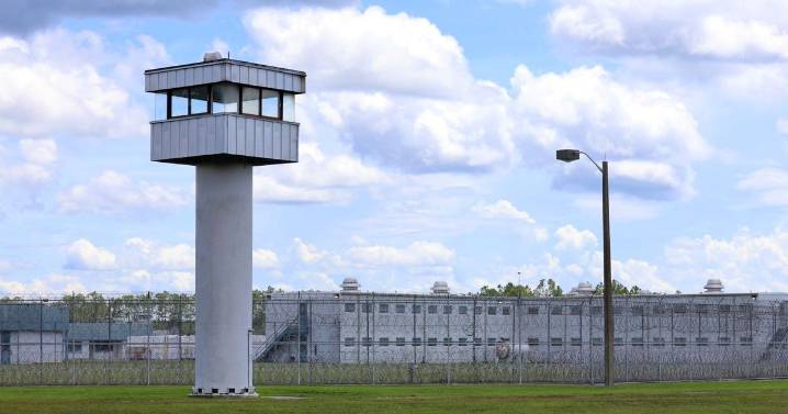 Autoridades de Florida abren un segundo centro de detención para migrantes en Jacksonville