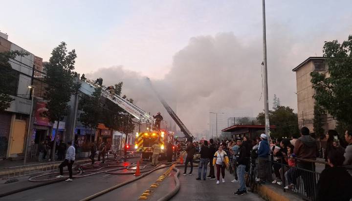 Incendio afectó a locales comerciales en Independencia: Dos personas resultaron con quemaduras