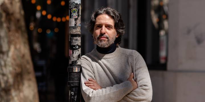 Escribió en papelitos la muerte de su madre y, 15 años después, Andrés Neuman los publica: “En el poema podés ejercer la impudicia”