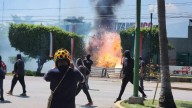 Normalistas de Ayotzinapa atacan con petardos y un vehículo la zona militar de Iguala