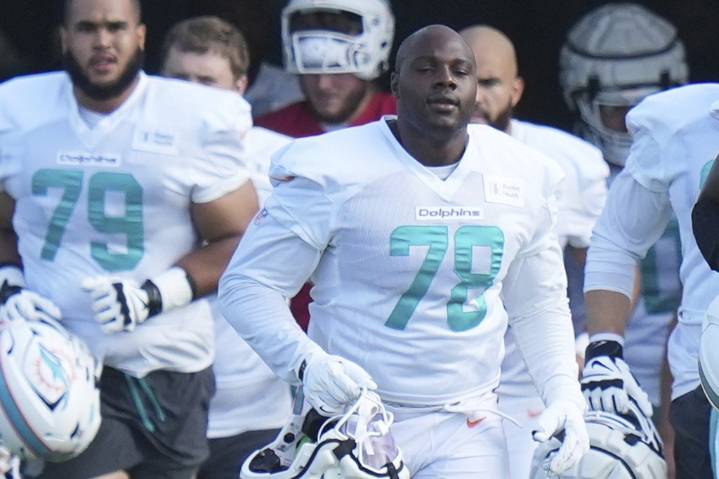 Dolphins place starting guard James Daniels on injured reserve