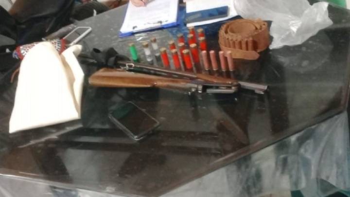 Secuestraron armas y municiones en dos allanamientos en Centenario; un hombre fue detenido