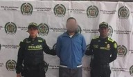 Capturan a hombre que entró a un colegio y golpeó con un arma a su expareja