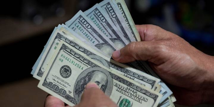 Quitan el cepo cambiario para quienes reciben dólares por trabajar para empresas extranjeras