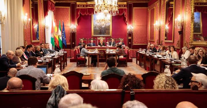 El Ayuntamiento de Granada aprueba modificar las ordenanzas fiscales para bajar los impuestos en el primer pleno del curso