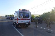 Unidad de la Policía vuelca en la autopista Manzanillo