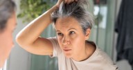 Adiós a las canas: esta es la mezcla libre de químicos para cubrirlas en un día