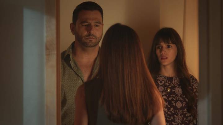 Avance semanal de La Encrucijada: Patricia lleva a cabo su plan, ¡y Julia y David se besan apasionadamente!