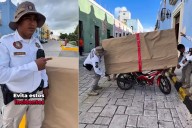 En Campeche, policías envuelven motos mal estacionadas como regalo para crear conciencia