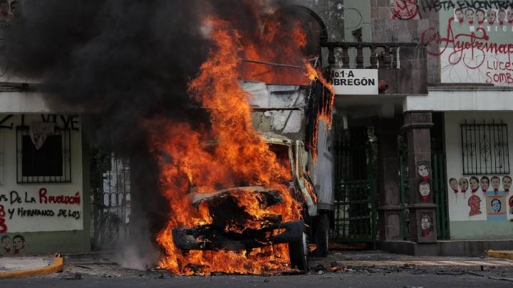 Ayotzinapa: Derriban puerta del Campo Militar 1 en CDMX e incendian camión (Video y fotogalería)