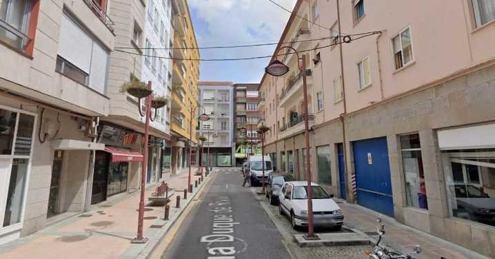 Un joven mata supuestamente a su madre en Vilagarcía de Arousa y se precipita desde un tercer piso