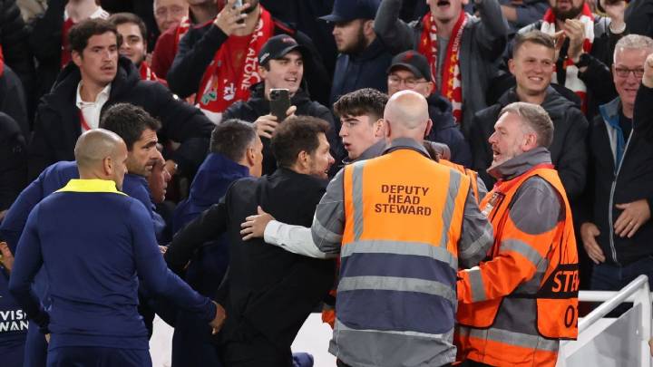 VIDEO: Cholo Simeone, cara a cara con un hincha de Liverpool que le gritó el gol en la cara