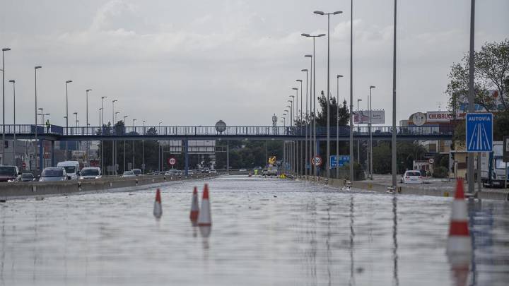 Cortes de carreteras y cancelaciones y retrasos en trenes y aviones por las lluvias