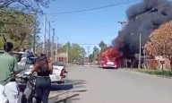 Video: se incendió un colectivo en Punta Alta