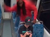 Refugiada ucraniana es acuchillada en tren de EU por indigente; crimen quedó grabado