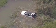 Cae Mercedes blanco en un lago de TX con una madre, sus 3 hijos y la niñera