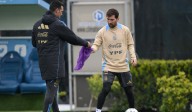 Nostalgia por Messi, Llora reportero durante la conferencia de la selección de Argentina