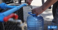 Cómo almacenar agua de cara al megacorte que afectará a 6 comunas de la RM este fin de semana