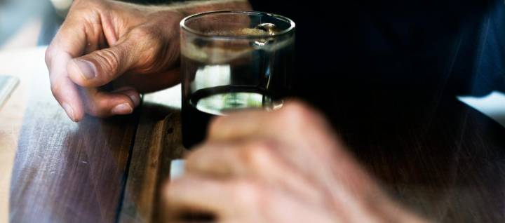 ¿Por qué el metanol es letal al consumir licor adulterado?