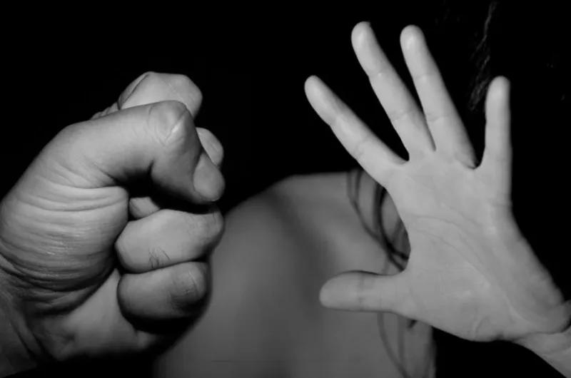 Detuvieron a un hombre por intentar asesinar a golpes a su pareja y arrojarla a una zanja