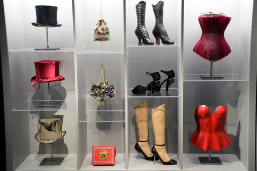 La moda se encuentra con Freud: nueva exposición analiza la ropa desde un enfoque psicoanalítico