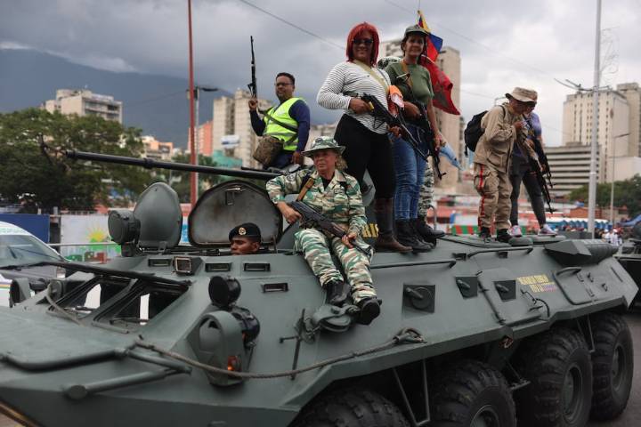 Fusil en mano, el chavismo marcha para defender a Nicolás Maduro ante Donald Trump