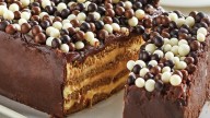 Torta de la abuela sin horno y súper barato: capas de galletas, crema y chocolate para un postre infalible