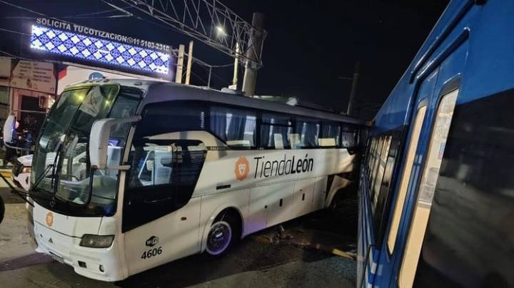 Un tren chocó contra un colectivo de Tienda León en Monte Grande: 12 heridos