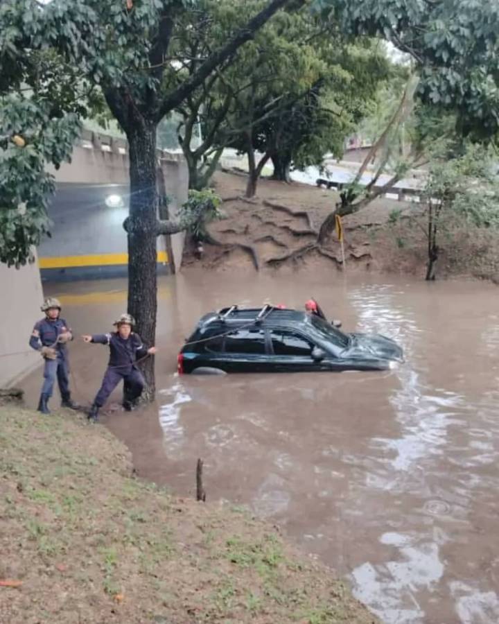Lluvias torrenciales inundan Caracas
