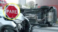 Accidente de tránsito en Ñuñoa deja un auto volcado y otro chocado: No habrían respetado disco pare