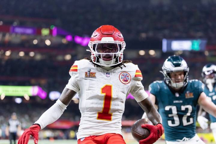 Deadspin | Report: Chiefs WR Xavier Worthy nursing dislocated shoulder