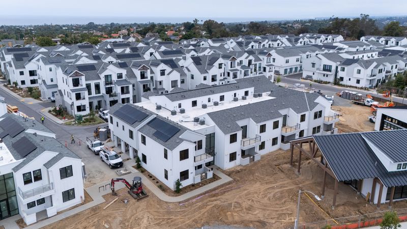 US pending home sales rebound in August amid low mortgage rates
