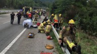 Un autobús con 70 turistas vuelca en la C-32 de Barcelona y se sale de la carretera dejando 53 heridos