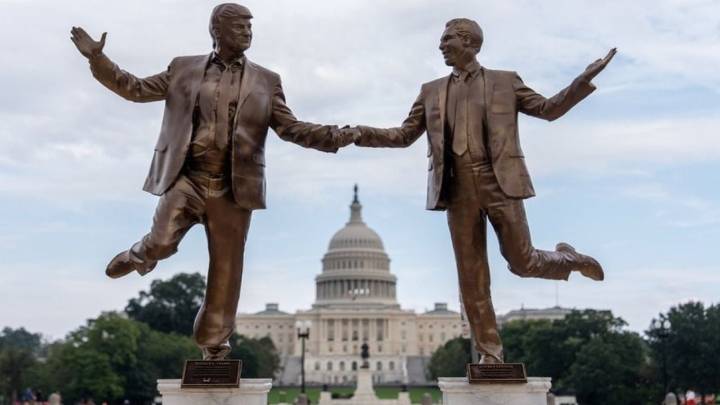Polémica en Washington: escultura satírica de Trump y Epstein aparece frente al Capitolio