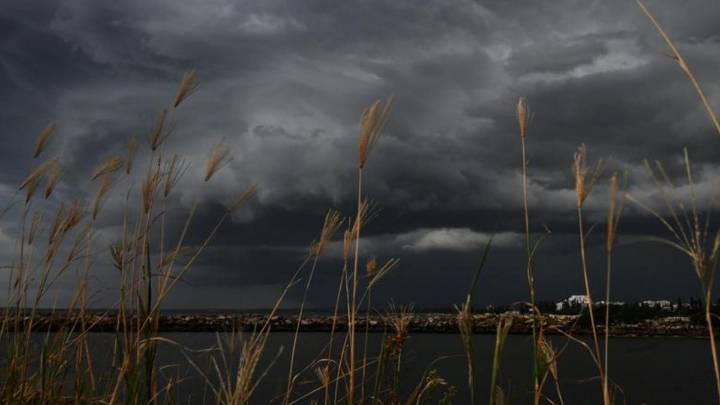 Parts of Queensland to be hit by thunderstorms as others prepare for cooler mornings to come