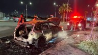 Conductor logra salir de su carro antes de que se incendiara