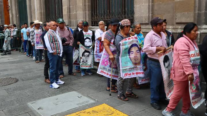 Familias de normalistas de Ayotzinapa, decepcionadas tras reunión con Sheinbaum: no escuchamos avances