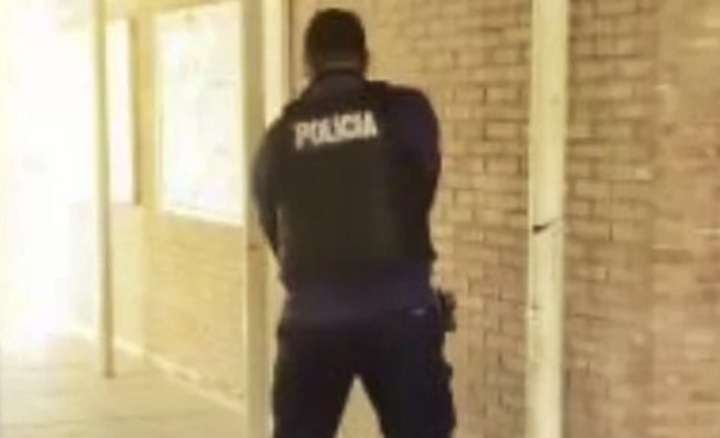El tenso momento entre un policía y la nena atrincherada