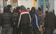 Aparecieron encapuchados en los alrededores del club de Moreno donde Milei cerrará la campaña