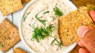 Si te sobró arroz, hacete estos crackers súper crocantes y perfectos como snack o merienda