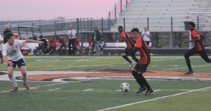 Boots shuts down Sentinels, Coyotes win 1